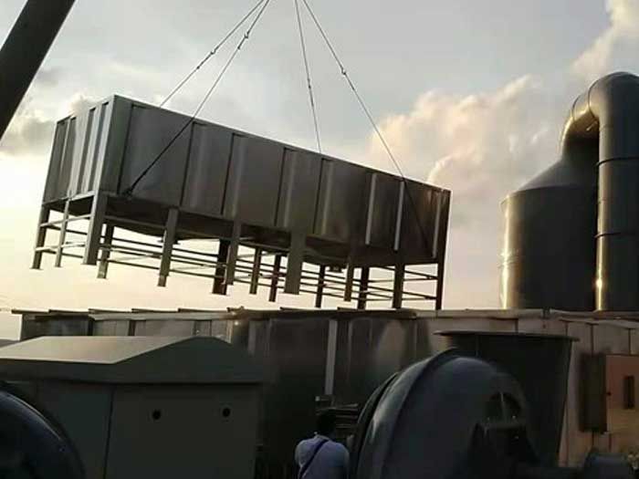 岳在厨房我解开衣服给我喝