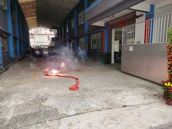 岳在厨房我解开衣服给我喝