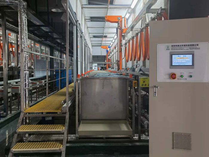 岳在厨房我解开衣服给我喝