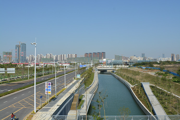 岳在厨房我解开衣服给我喝