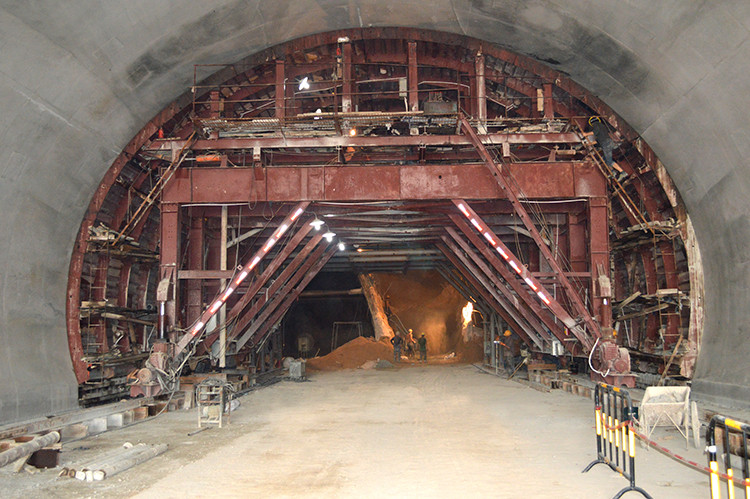 岳在厨房我解开衣服给我喝