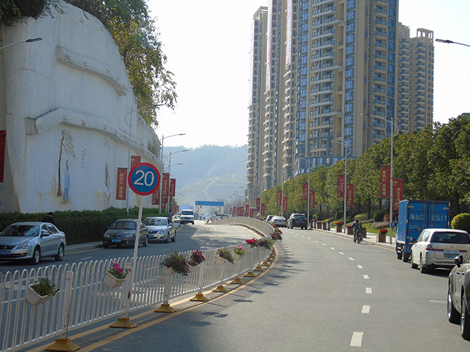 岳在厨房我解开衣服给我喝