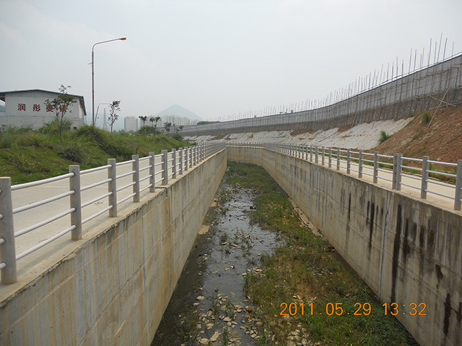 岳在厨房我解开衣服给我喝