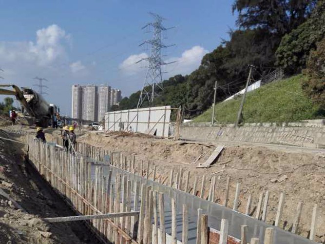 岳在厨房我解开衣服给我喝