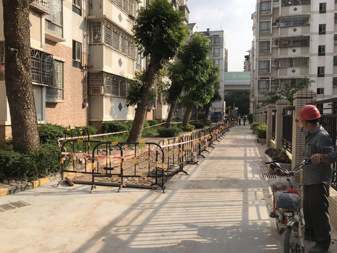 岳在厨房我解开衣服给我喝