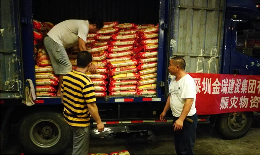 岳在厨房我解开衣服给我喝