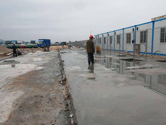 岳在厨房我解开衣服给我喝