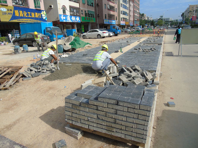 岳在厨房我解开衣服给我喝