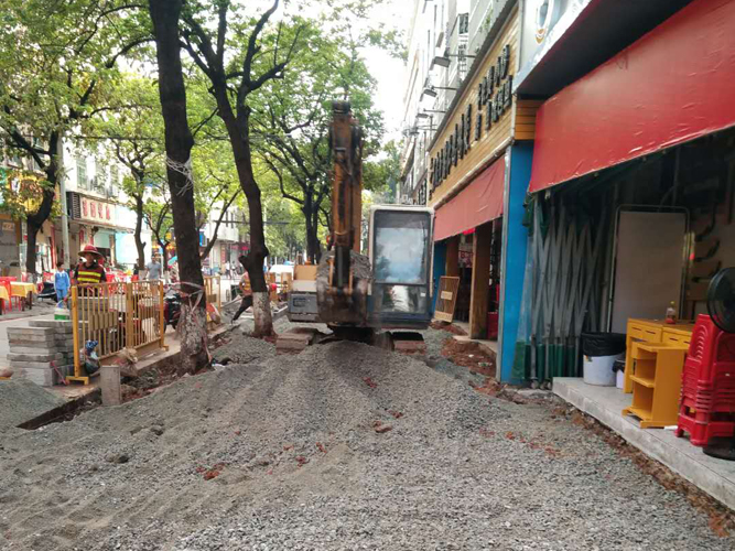 岳在厨房我解开衣服给我喝