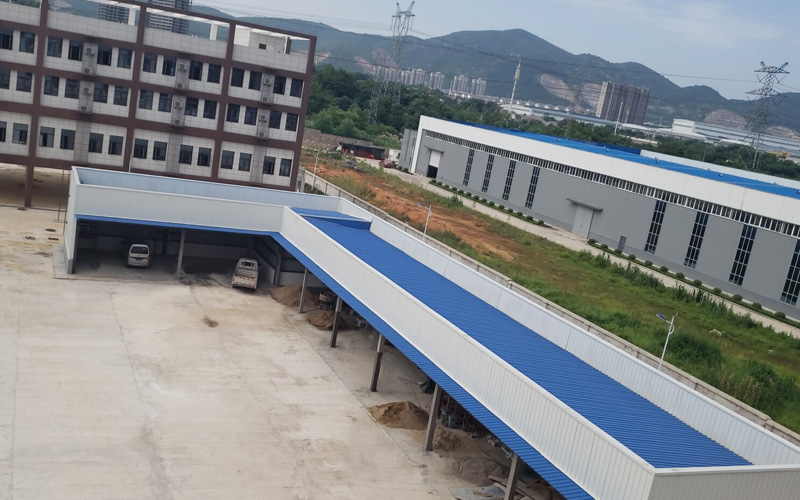 岳在厨房我解开衣服给我喝