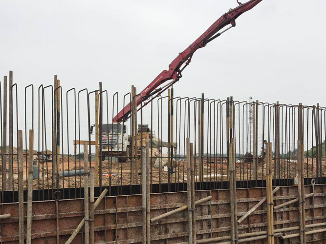 岳在厨房我解开衣服给我喝