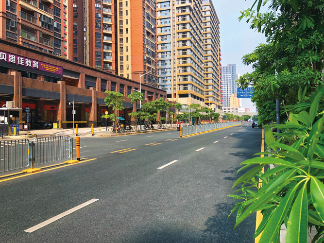 岳在厨房我解开衣服给我喝