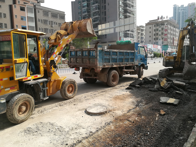 岳在厨房我解开衣服给我喝