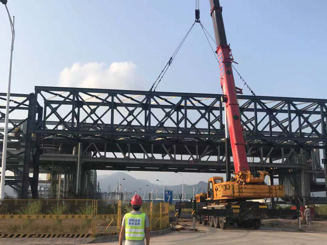 岳在厨房我解开衣服给我喝