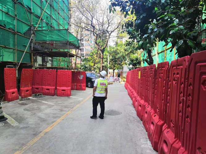 岳在厨房我解开衣服给我喝