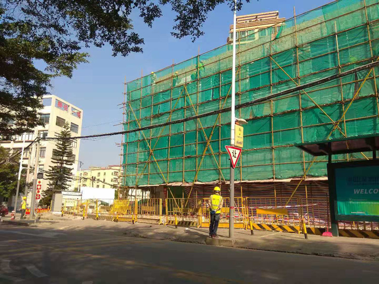 岳在厨房我解开衣服给我喝