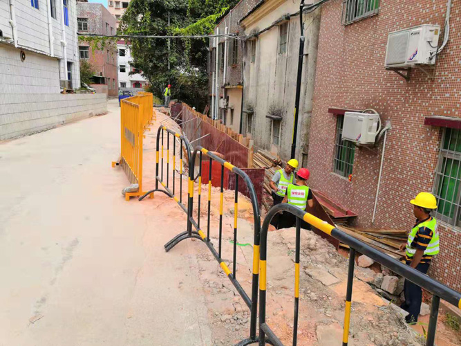 岳在厨房我解开衣服给我喝