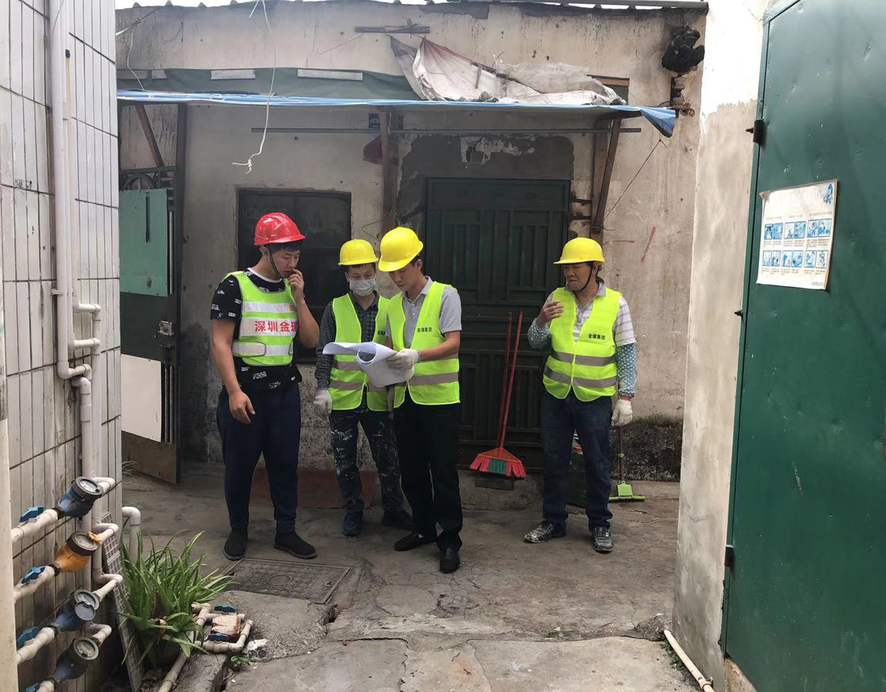 岳在厨房我解开衣服给我喝