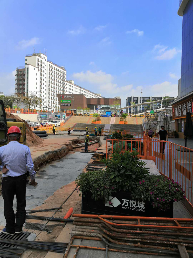 岳在厨房我解开衣服给我喝