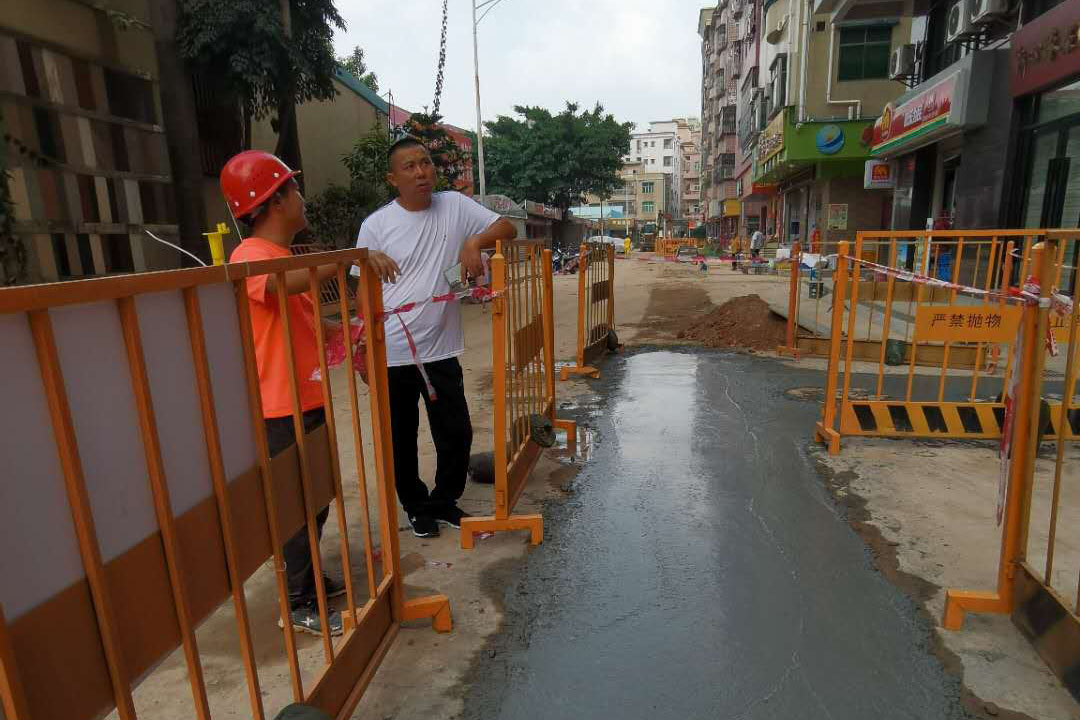 岳在厨房我解开衣服给我喝