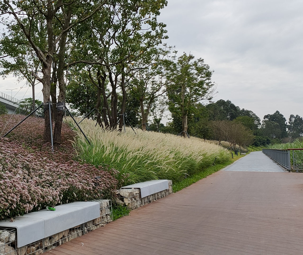 岳在厨房我解开衣服给我喝