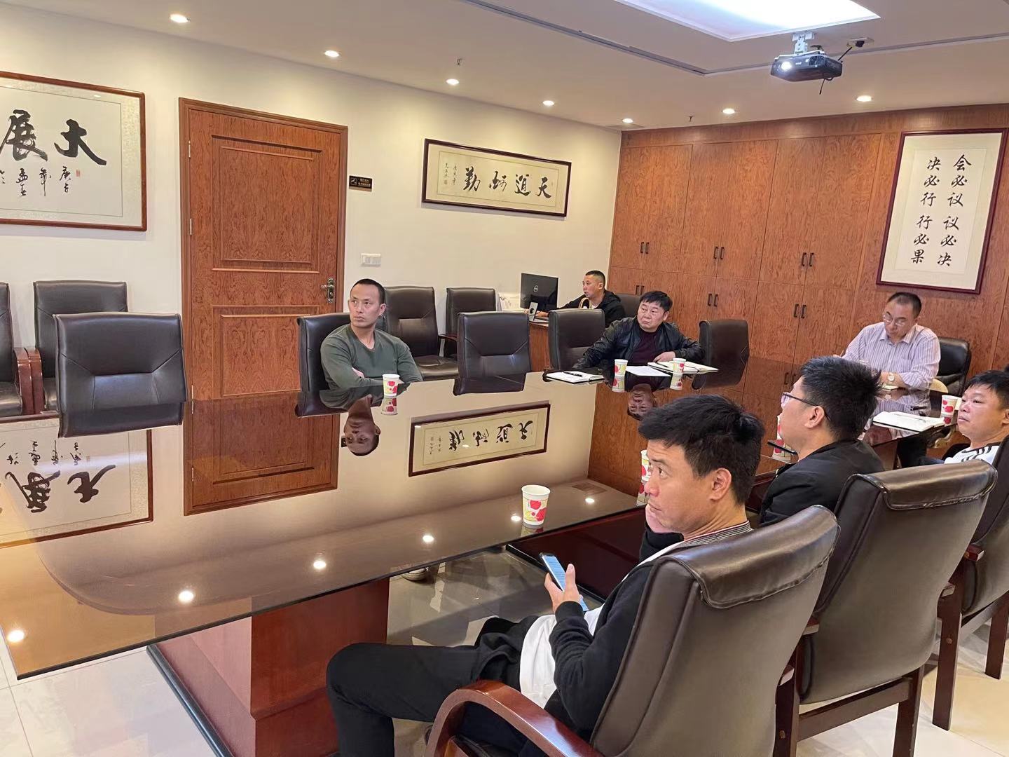 岳在厨房我解开衣服给我喝