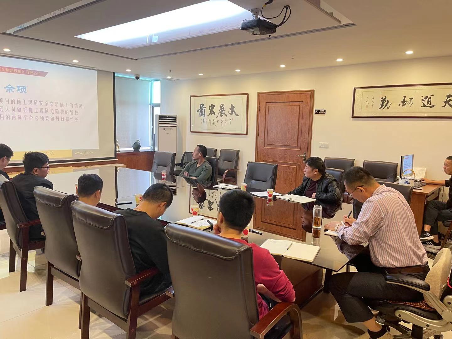 岳在厨房我解开衣服给我喝