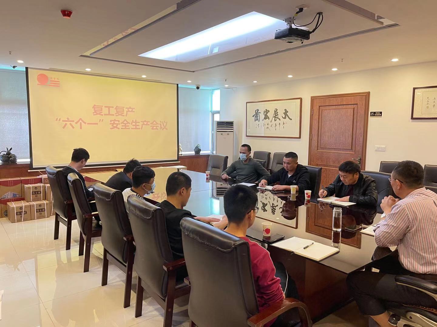 岳在厨房我解开衣服给我喝