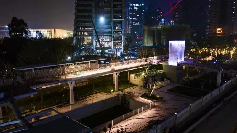 岳在厨房我解开衣服给我喝