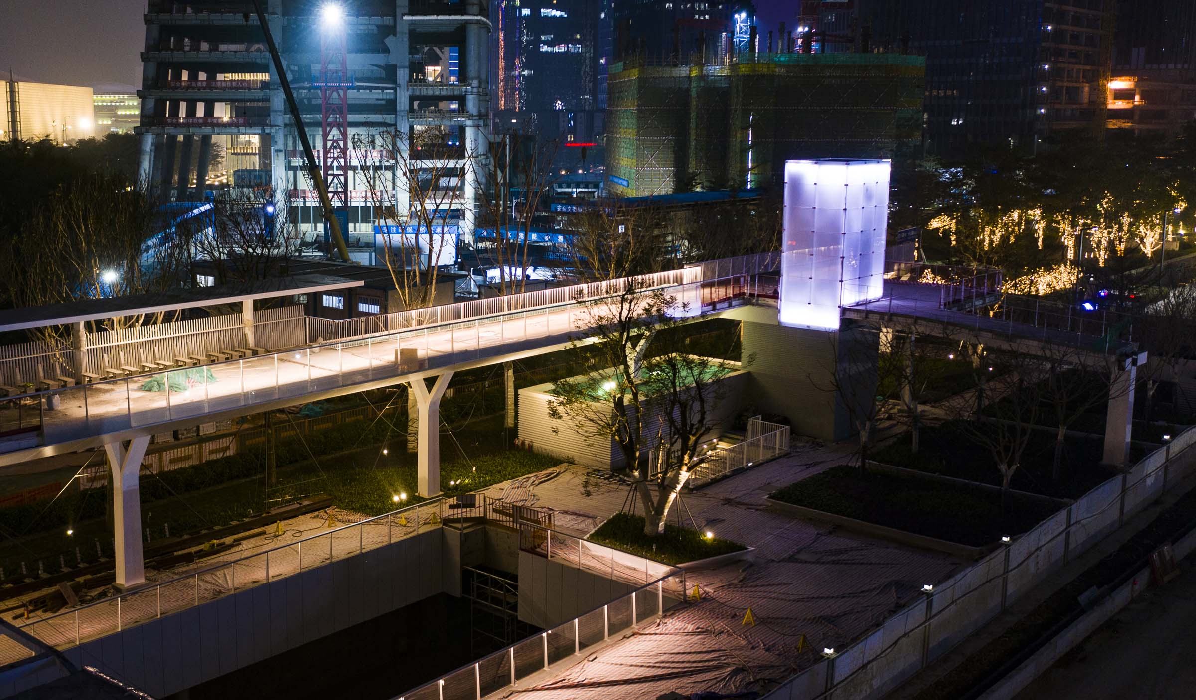 岳在厨房我解开衣服给我喝