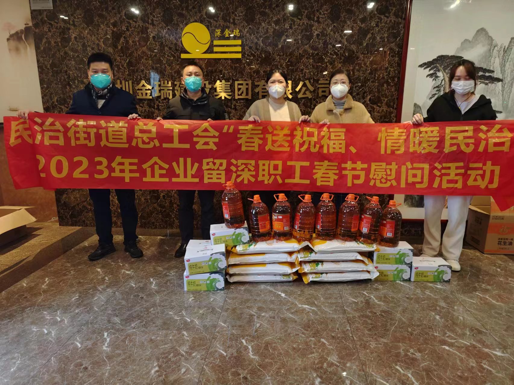 岳在厨房我解开衣服给我喝