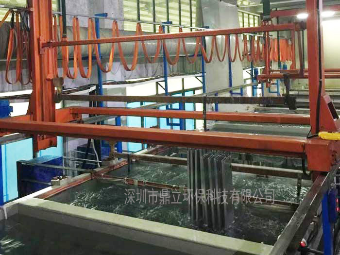 岳在厨房我解开衣服给我喝