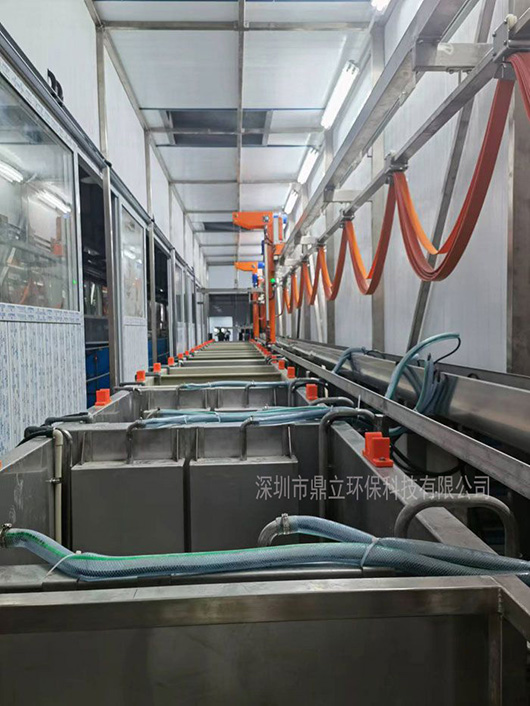 岳在厨房我解开衣服给我喝