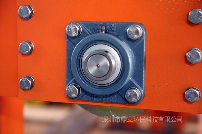 岳在厨房我解开衣服给我喝