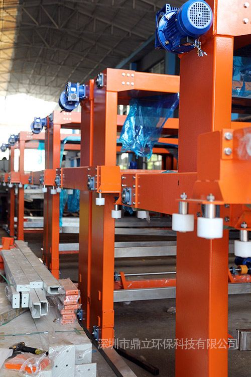 岳在厨房我解开衣服给我喝